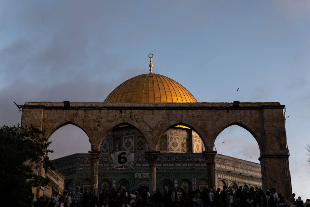 İsrail’in kısıtlamalarına rağmen akın ettiler: 120 Bin Filistinli Mescid-i Aksa’da saf tuttu - Resim: 36